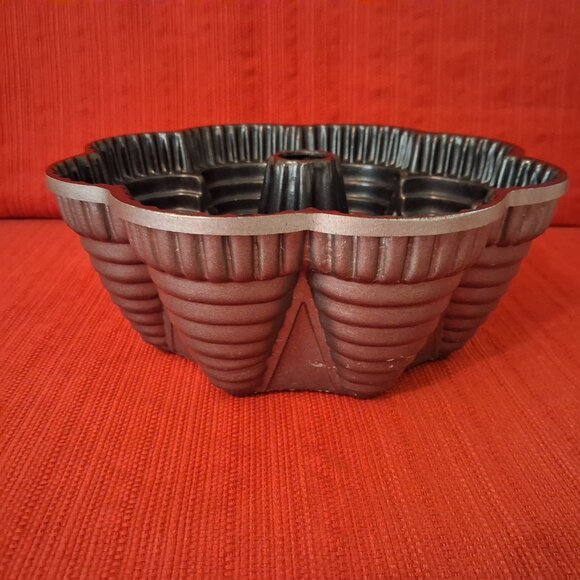 Nordic Ware Pro Cast FESTIVAL FIESTA PARTY BUNDT PAN Cast Aluminum Lightly - Picture 2 of 9